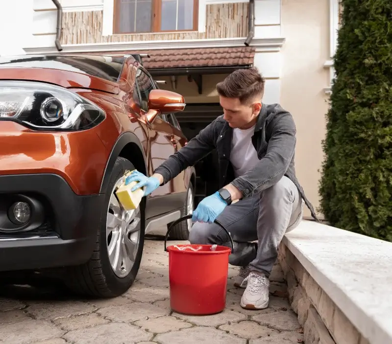 Lavage auto à domicile Bruay-sur-l'Escaut : professionnel intervenant sur un véhicule